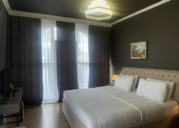 Misk & מלון טיראנה